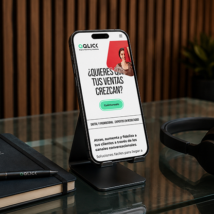 Diseño web de Aqlick mostrado en un teléfono móvil.
