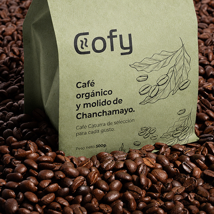 Packaging de café orgánico Cofy sobre granos de café.